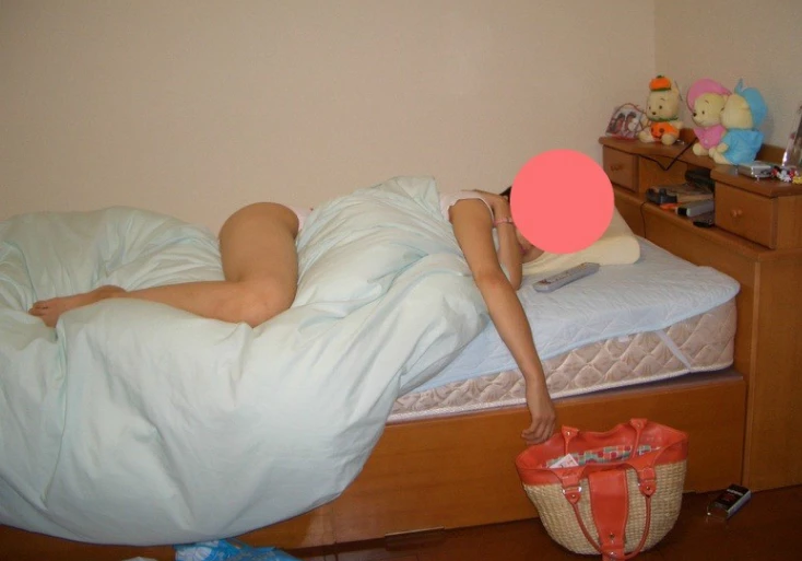 专科学院交往的白嫩虎炮友[12P]