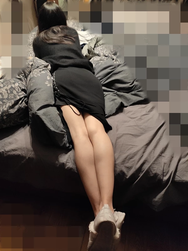 贴心女友穿上黑丝为我足交[10P]
