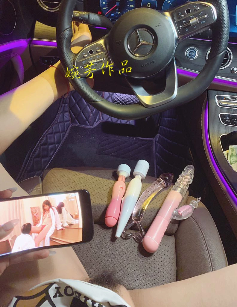 深夜东四环路边看A片自慰一发，那幺多玩具，哪个会更舒服呢？我马上试试～[21P]