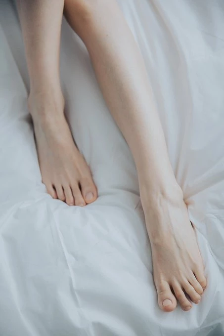 脚趾不错，穿上丝袜可以任意把玩[10P]