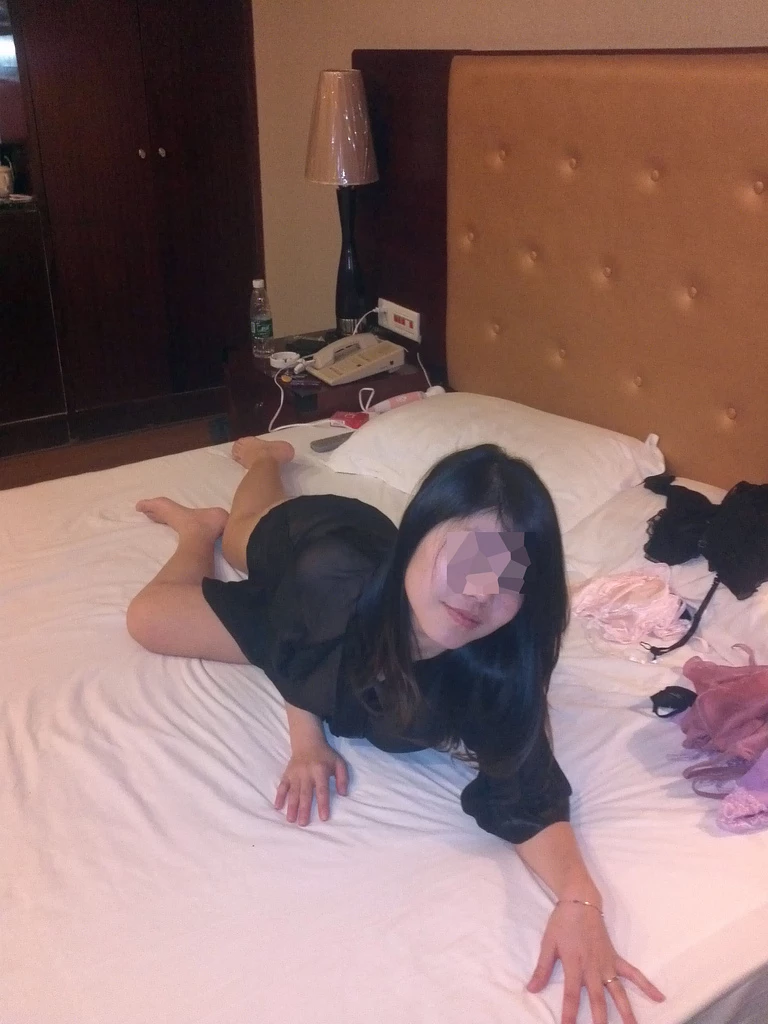 我在外面开好房间等待情人下班来大战一次[14P]