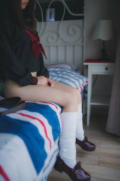 小女友在公寓拍摄一组制服诱惑[17P]