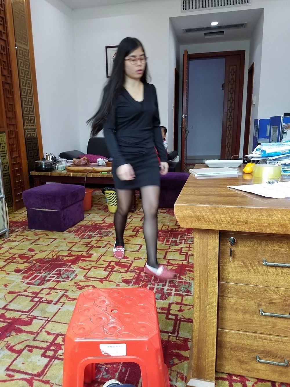 上班穿开档丝袜丁字裤坦胸露乳的小骚货，露脸[22P]