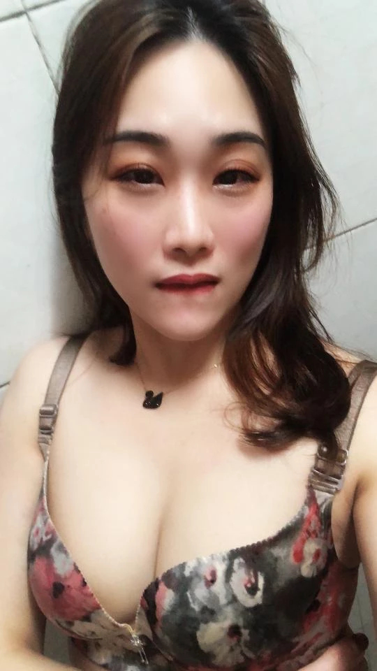 少妇美乳 看着就骚的不行 [31P]