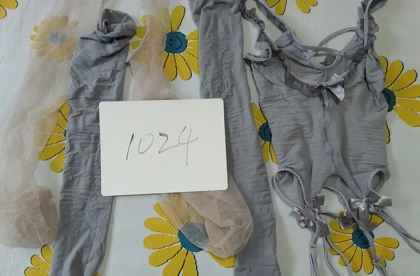 [原创]巨乳爱妻穿上灰色情趣内衣+肉丝 简直把持不住 必须用力搞[19P]