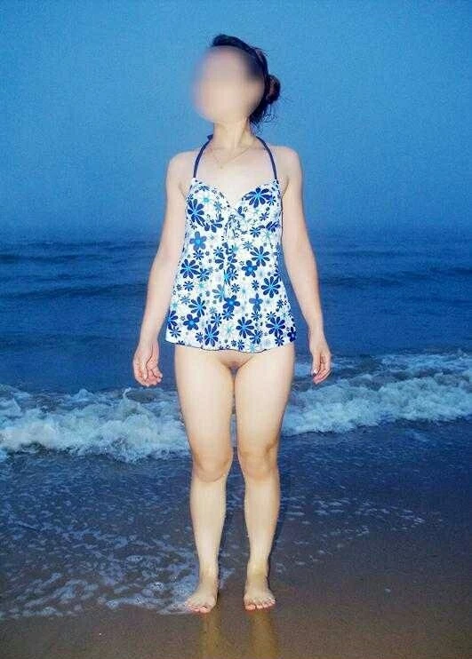 海滩游玩 趁着没人 大胆露一下 [25P]