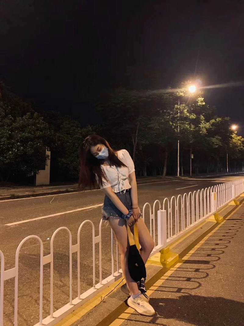 喜欢开车露出捆绑的精致小姐姐[18P]