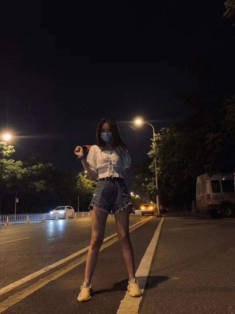 喜欢开车露出捆绑的精致小姐姐[18P]