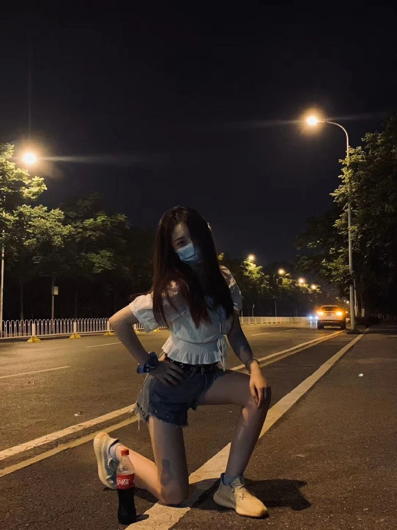 喜欢开车露出捆绑的精致小姐姐[18P]