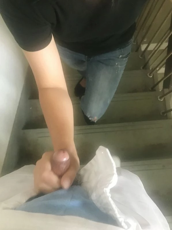 骚婊少妇如狼似虎，差点在楼梯口就想扒光来一炮[21P]