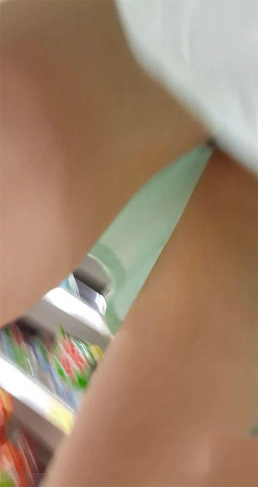 美女上超市既然没穿内内，可能刚从家里啪完出来[10P]