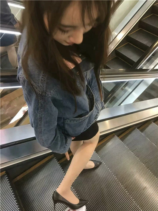 小妮子胆儿挺大 又会玩又会舔 [10P]