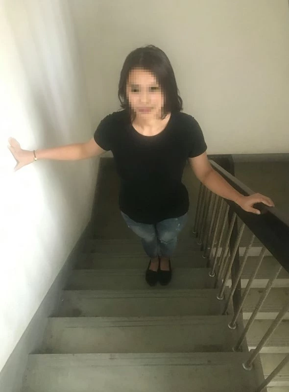 骚婊少妇如狼似虎，差点在楼梯口就想扒光来一炮[21P]