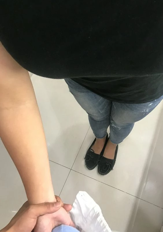 骚婊少妇如狼似虎，差点在楼梯口就想扒光来一炮[21P]