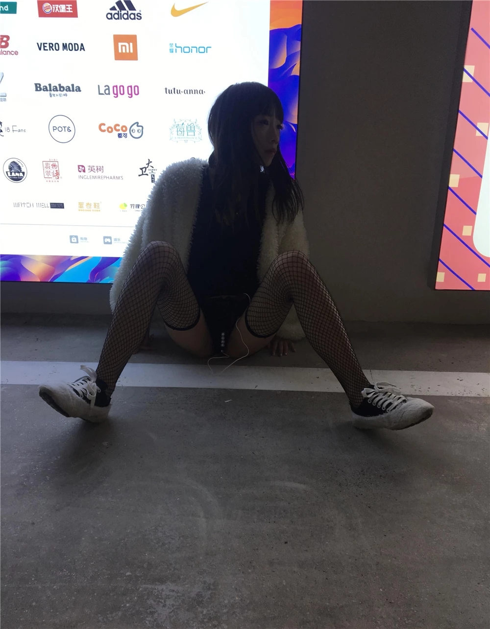 [原创][手势认证]让小情人穿着情趣内衣带上跳蛋室外露出调教，这样才能满足刺激的心理，露脸！[20P]