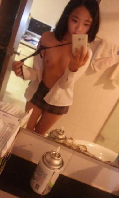 发现妹妹手机的自拍照[13P]