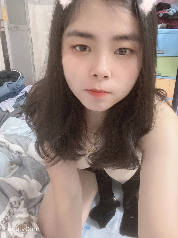 颜值高身材棒的小姐姐喜欢带眼睛颜射[16P]