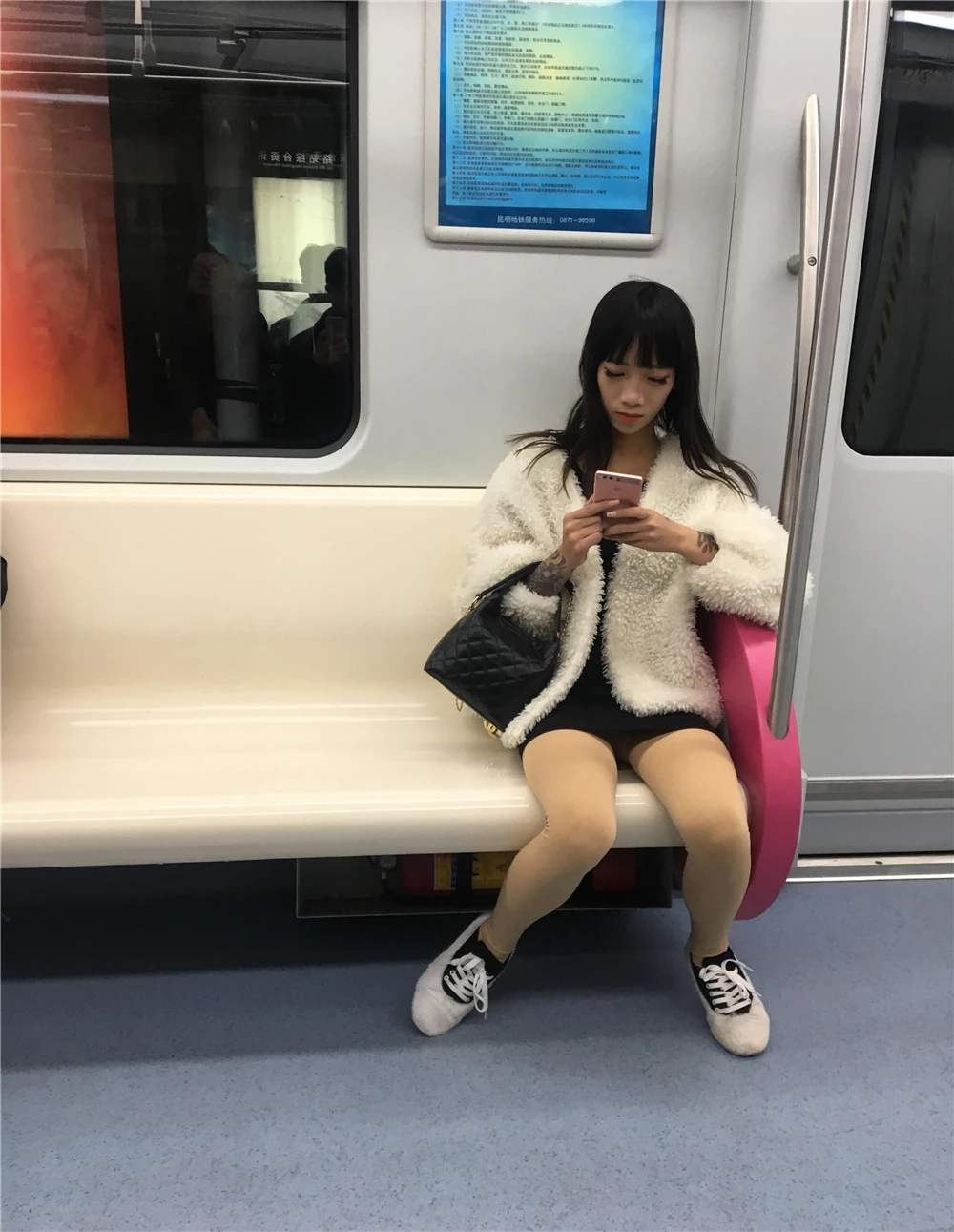 [原创][手势认证]让小情人穿着情趣内衣带上跳蛋室外露出调教，这样才能满足刺激的心理，露脸！[20P]