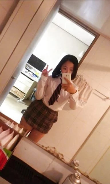 发现妹妹手机的自拍照[13P]