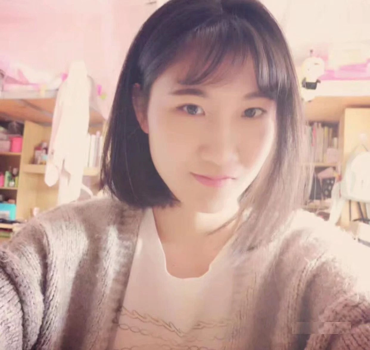身材完美，皮肤白皙，咪咪嫩挺，人见都想操的一个极品骚妹[25P]