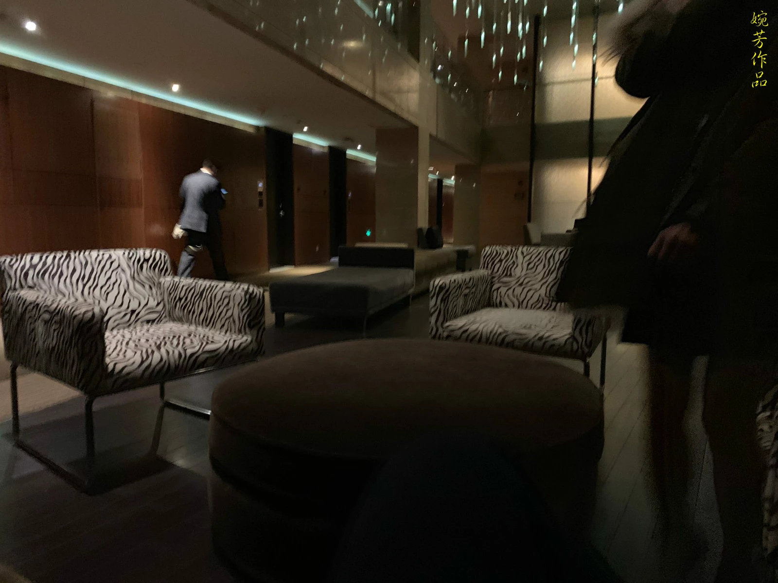 那些花儿事之景观酒店露出+调教先预热一下!女人喜欢抓最硬的 男人喜欢抓最软的 来点实际[25P]