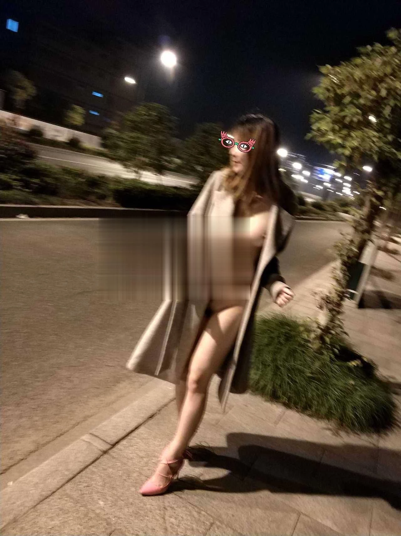 深夜街上没人，这美女也太狂野[18P]