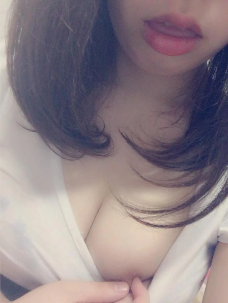 一位读大学的妹子性感的美乳女生圆润的双峰[11P]