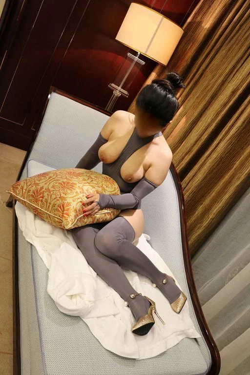 爆乳骚货母狗发情，免费赠送后入使用[18P]