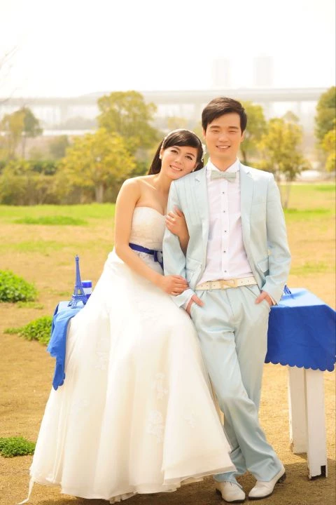 新婚少妇也爱玩，内有婚纱照[33P]