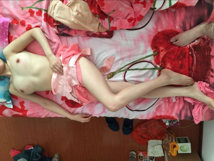新婚少妇也爱玩，内有婚纱照[33P]