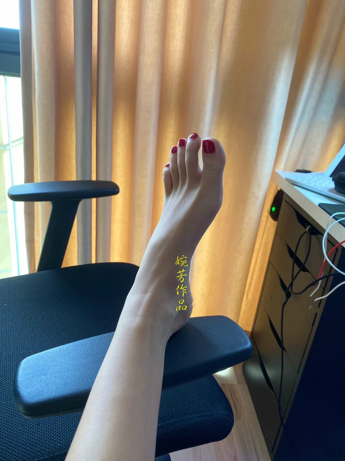 亲爱的中午好呀！如果你觉得我很骚进来用力肏操我吧！试试我肉肉的小穴。[29P]