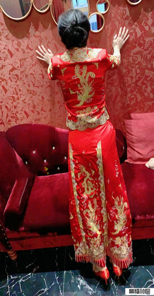[东蚤西蚤] 凤冠霞帔带红妆 玩坏丝足骚新娘 [89P]