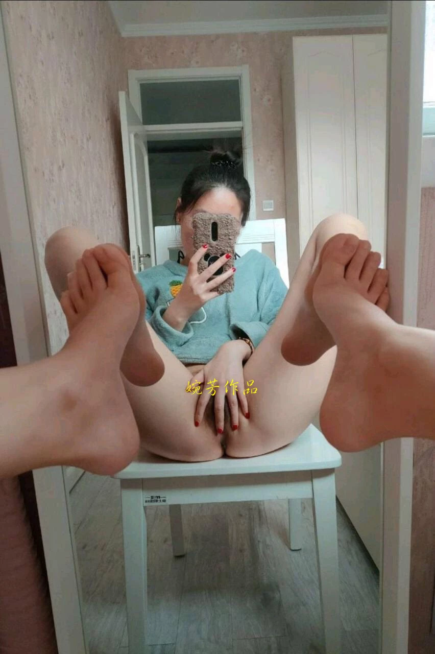 听说你很喜欢舔幼师的逼，虽然我胸小，但我修毛了啊！而且还有特写啊喂！[21P]