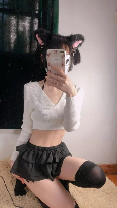 白虎一线天，黑色短裙马甲线少女[17P]