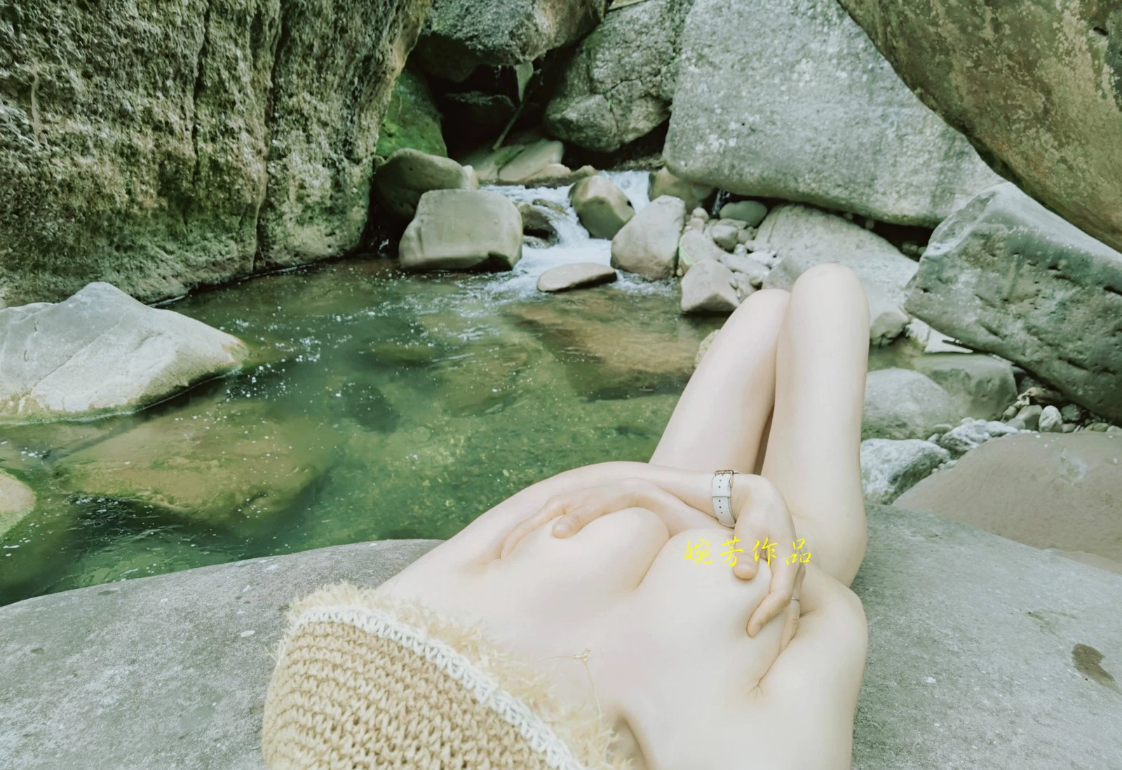 这小溪里面真的很舒服！冰凉的~玩水好开心，来我们一起湿身吧[12P]