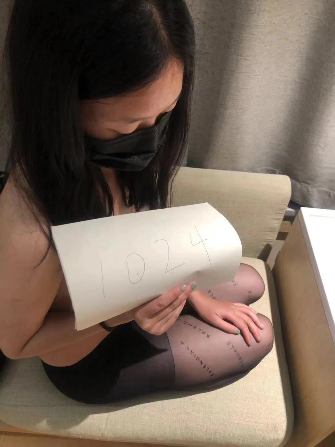 [原创][斯基小站]游客投稿，还在读大学的异地恋艺术系极品娇嫩小女友，放暑假回来要过足黑丝和刮毛的瘾[27P]