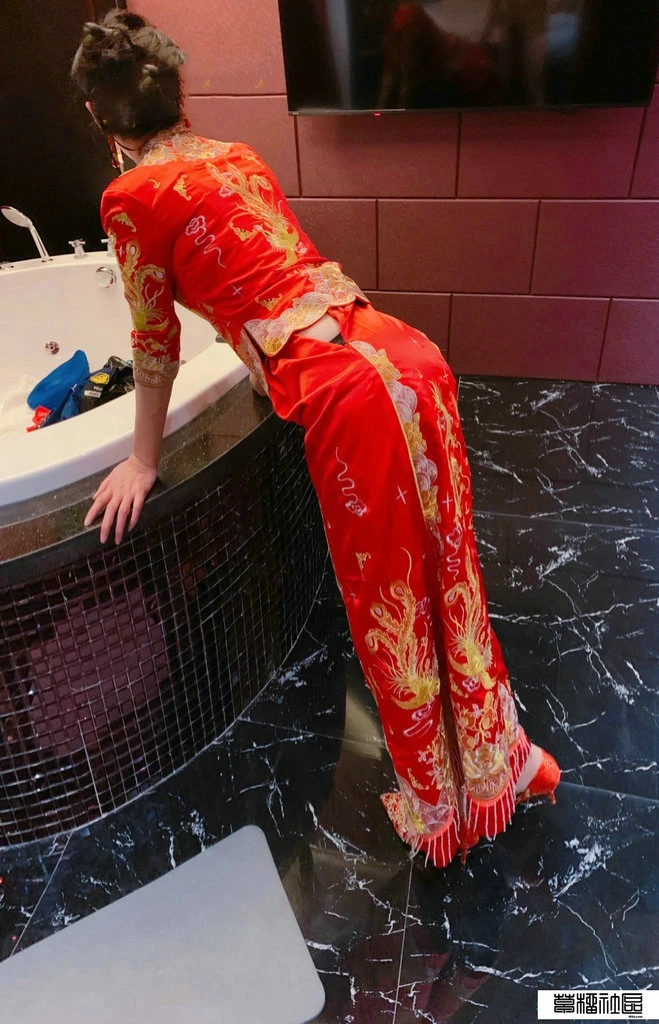 [东蚤西蚤] 凤冠霞帔带红妆 玩坏丝足骚新娘 [89P]