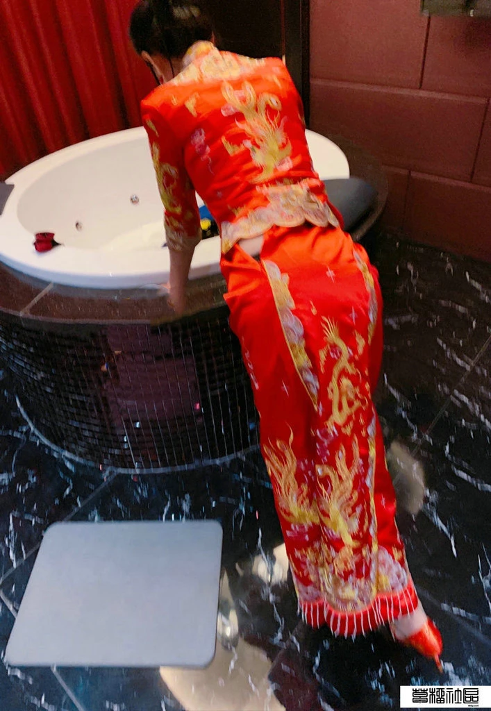 [东蚤西蚤] 凤冠霞帔带红妆 玩坏丝足骚新娘 [89P]