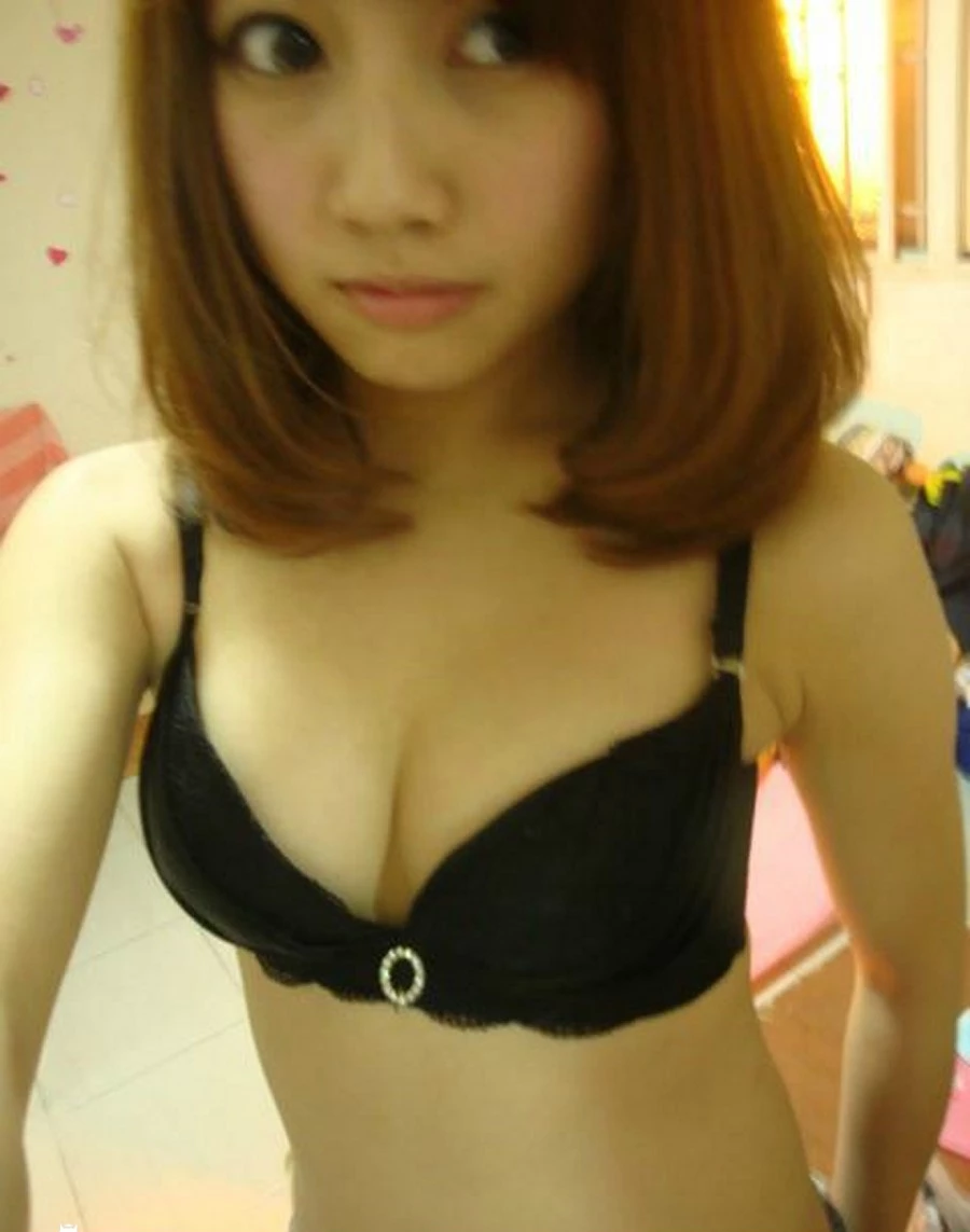 小女友自拍卖萌[10P]
