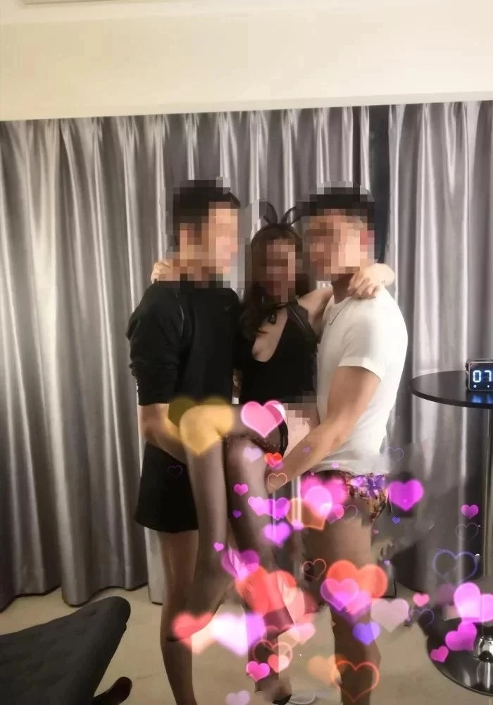 上海淫乱的夜空第一季 ，4男2女6P大混战[15P]