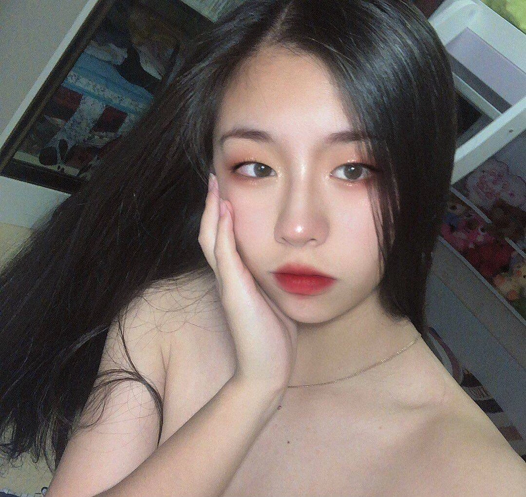 妹子挺骚挺正的[18P]