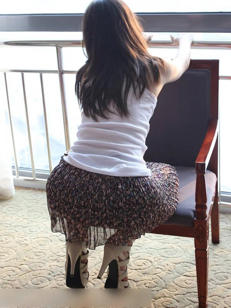 喜欢穿红内裤的女人[10P]