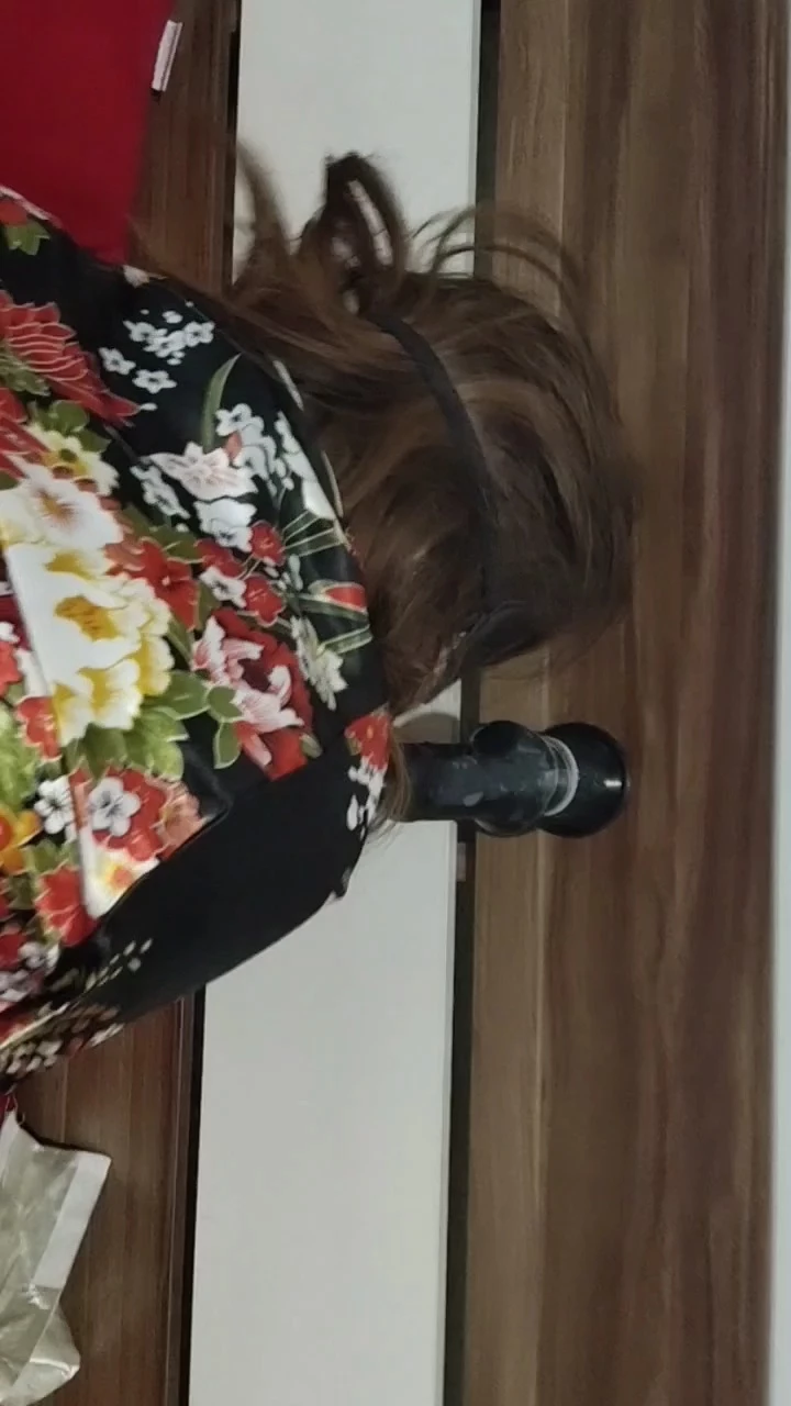 一个鸡巴吃不饱的骚货，后面干着前面也要吃一根假的[10P]