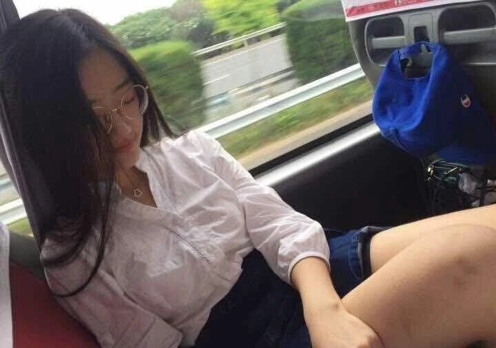 四眼学妹淫贱小母狗「10P」