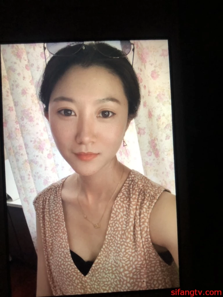 反差漂亮女神做爱照流出附生活照[10P]
