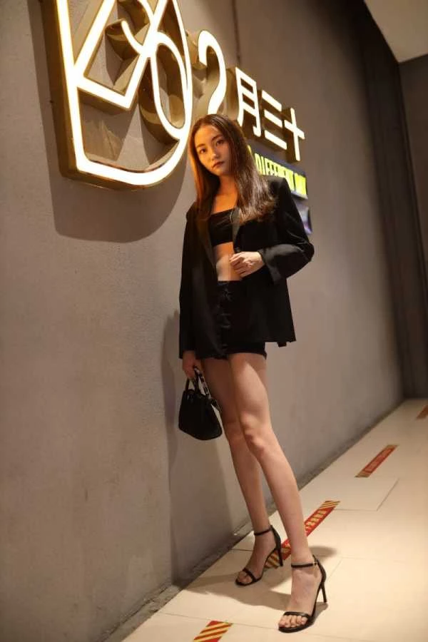 新收的车模小母狗[28P]