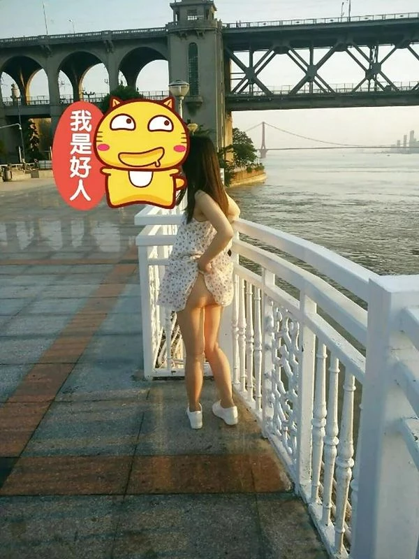 高中炮友旅游期间的野露[30P]