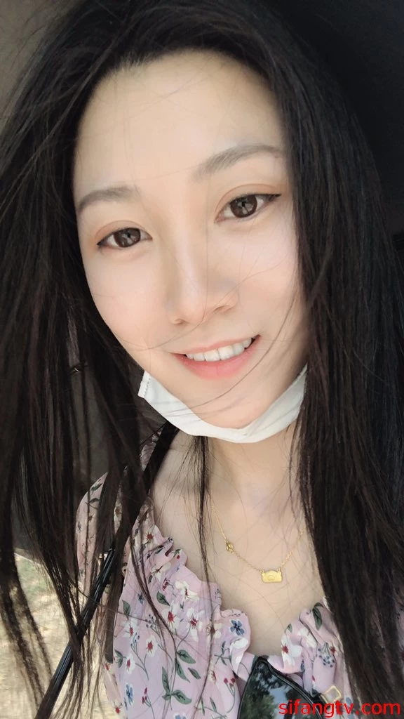 反差漂亮女神做爱照流出附生活照[10P]