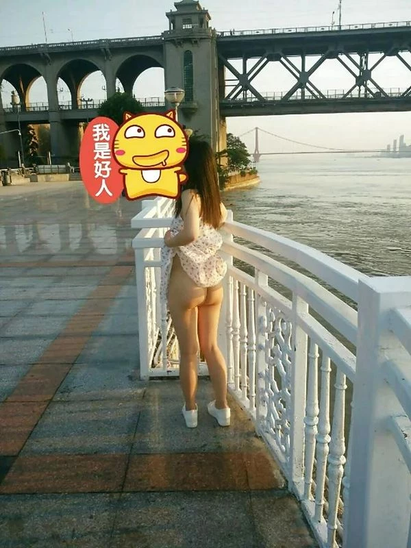 高中炮友旅游期间的野露[30P]
