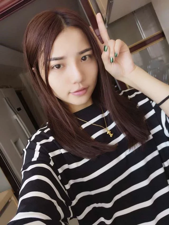 清纯小妞儿 身材不错就是胸不大 [13P]